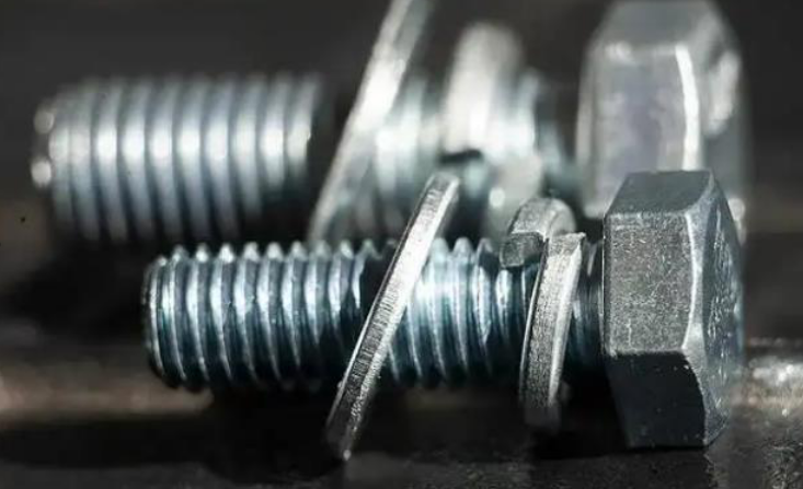 Mitkä ovat jousialuslevyjen ja tasaisten aluslevyjen toiminnot?