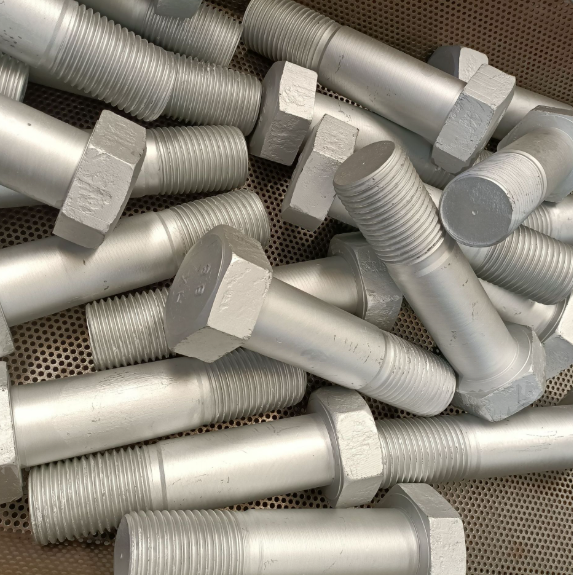 Mitä eroa kuumasinkittyjen pulttien ja Dacromet-pulttien välillä on?